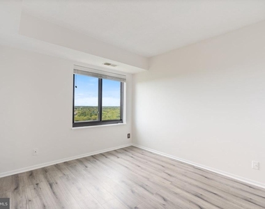 309 Yoakum Parkway - Photo Thumbnail 25