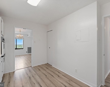 309 Yoakum Parkway - Photo Thumbnail 14