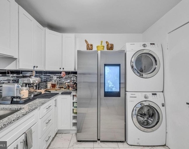 205 Yoakum Parkway - Photo Thumbnail 11