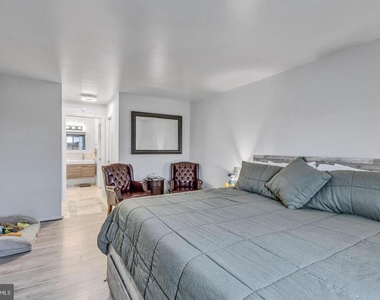 205 Yoakum Parkway - Photo Thumbnail 16