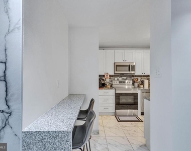205 Yoakum Parkway - Photo Thumbnail 9