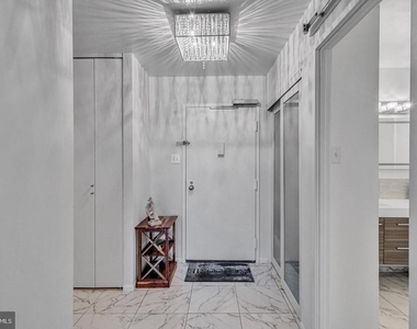 205 Yoakum Parkway - Photo Thumbnail 22