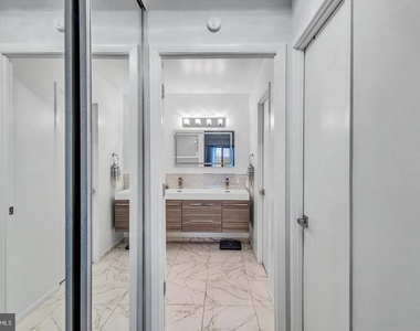 205 Yoakum Parkway - Photo Thumbnail 17