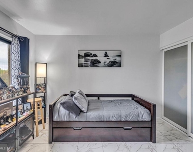 205 Yoakum Parkway - Photo Thumbnail 19