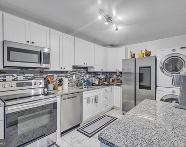 205 Yoakum Parkway - Photo Thumbnail 12
