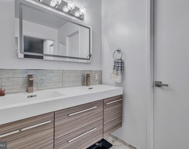 205 Yoakum Parkway - Photo Thumbnail 18