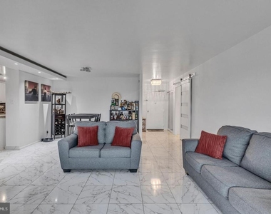 205 Yoakum Parkway - Photo Thumbnail 4