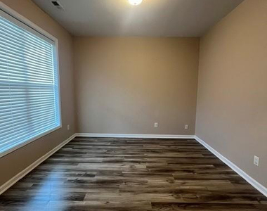 681 Broad Drive - Photo Thumbnail 2