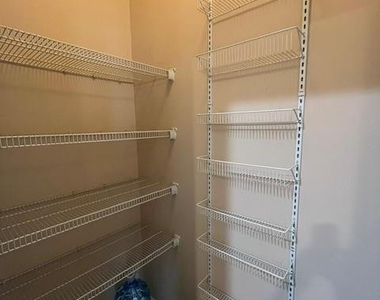 681 Broad Drive - Photo Thumbnail 7