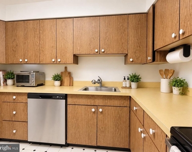 1420 Locust Street - Photo Thumbnail 7