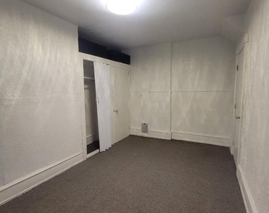 214 Buckingham Place - Photo Thumbnail 10