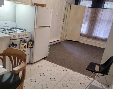 214 Buckingham Place - Photo Thumbnail 6