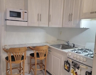 214 Buckingham Place - Photo Thumbnail 4