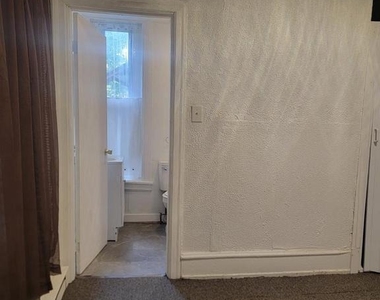 214 Buckingham Place - Photo Thumbnail 8