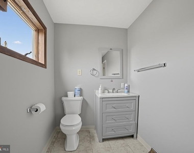 1124 1/2 W Locust Street - Photo Thumbnail 12
