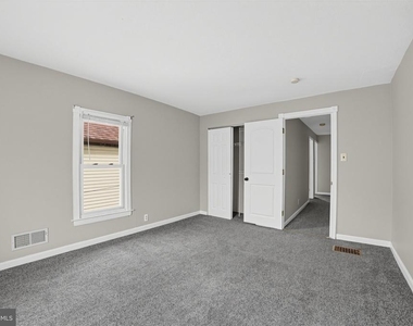 1124 1/2 W Locust Street - Photo Thumbnail 13