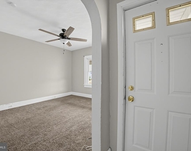 1124 1/2 W Locust Street - Photo Thumbnail 9