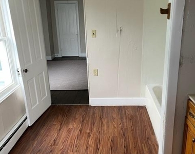 106 N Arch Street - Photo Thumbnail 2