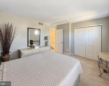 1009 Hillsboro Court - Photo Thumbnail 8