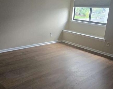 504 Britton Place - Photo Thumbnail 2