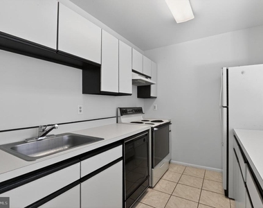2701 Canyon Ct - Photo Thumbnail 2
