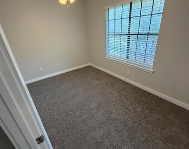 404 West St - Photo Thumbnail 8