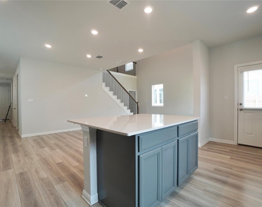 2513 Danbury Ln - Photo Thumbnail 9