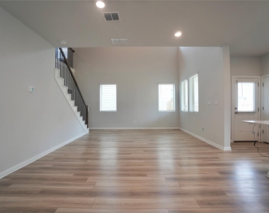 2513 Danbury Ln - Photo Thumbnail 7