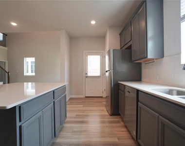 2513 Danbury Ln - Photo Thumbnail 11