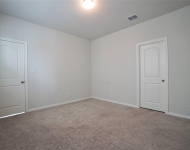 2513 Danbury Ln - Photo Thumbnail 15