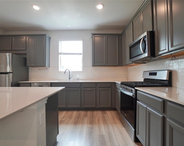 2513 Danbury Ln - Photo Thumbnail 10