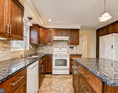 1209 Crockett Lane - Photo Thumbnail 23