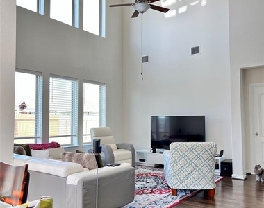 3900 Eland Dr - Photo Thumbnail 4