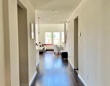 3900 Eland Dr - Photo Thumbnail 2