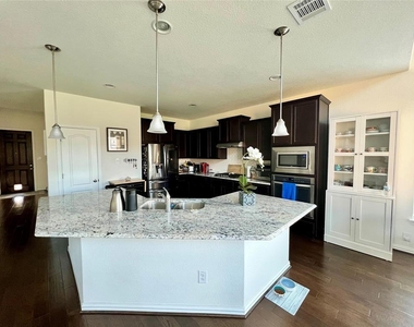 3900 Eland Dr - Photo Thumbnail 8