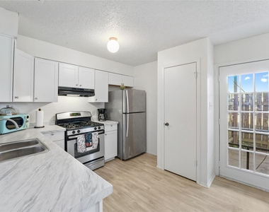 823 Taulbee Ln - Photo Thumbnail 18