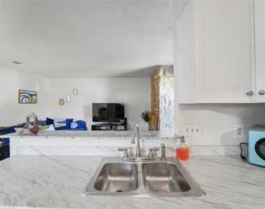 823 Taulbee Ln - Photo Thumbnail 9
