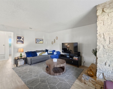 823 Taulbee Ln - Photo Thumbnail 4
