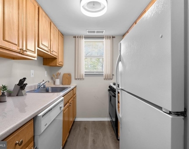 3612 Court House Drive - Photo Thumbnail 7