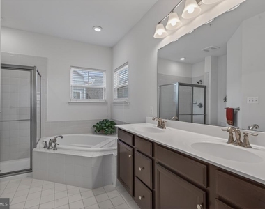 1423 Village Green Way - Photo Thumbnail 26