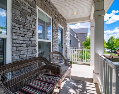 1423 Village Green Way - Photo Thumbnail 3