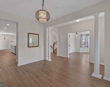 1423 Village Green Way - Photo Thumbnail 4