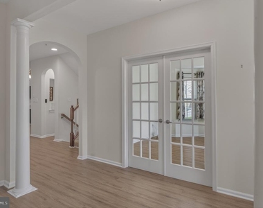 1423 Village Green Way - Photo Thumbnail 8