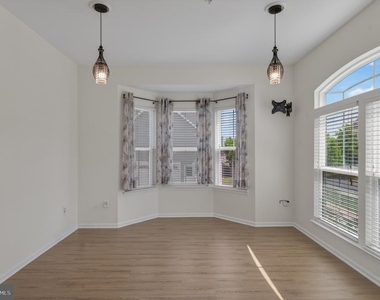 1423 Village Green Way - Photo Thumbnail 9
