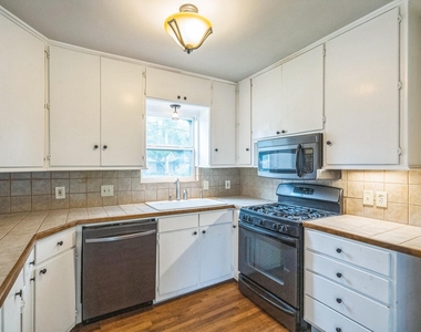 1402 Laurel St - Photo Thumbnail 9