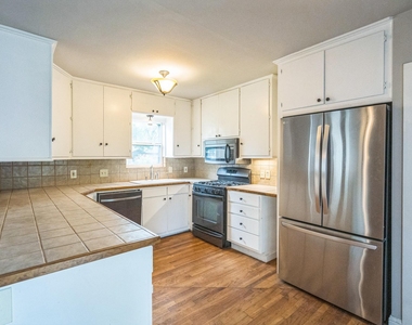 1402 Laurel St - Photo Thumbnail 8