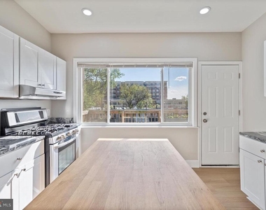 3819 Roland Avenue - Photo Thumbnail 9