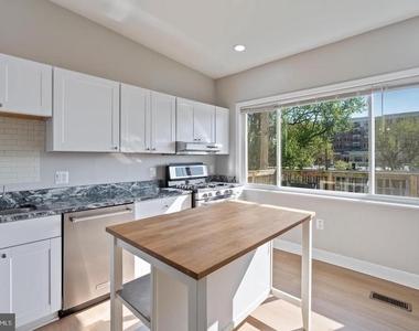 3819 Roland Avenue - Photo Thumbnail 4