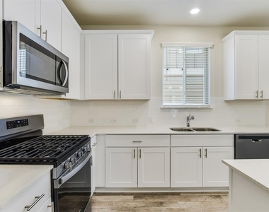 526 Purple Heart Dr - Photo Thumbnail 8