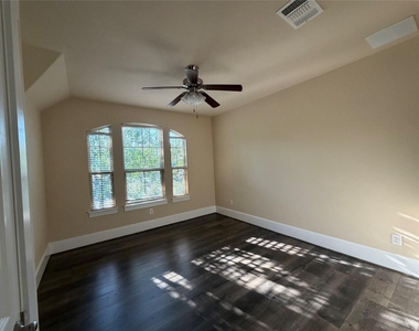 5449 Diamante Dr - Photo Thumbnail 19